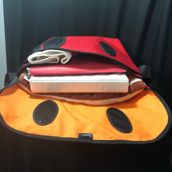 Red/Black Crumpler Western Lawn Messenger Bag - Picture 5 of 5